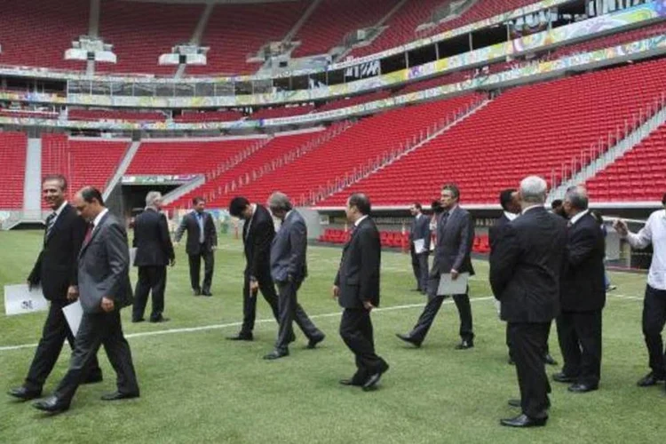 
	Parlamentares no Est&aacute;dio Nacional: deputados visitaram todas as &aacute;reas do est&aacute;dio, dentre elas o centro de comando e controle que conta com 400 c&acirc;meras para vigiar toda a &aacute;rea interna
 (Antonio Cruz/Agência Brasil)