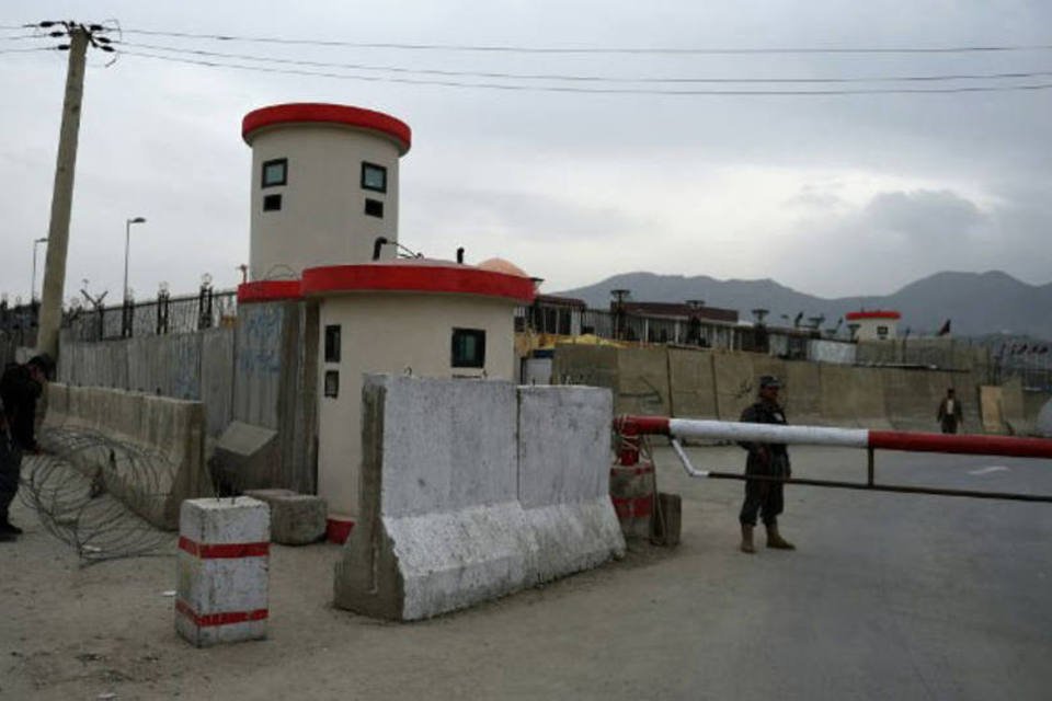 Talibãs lançam foguetes contra parlamento do Afeganistão