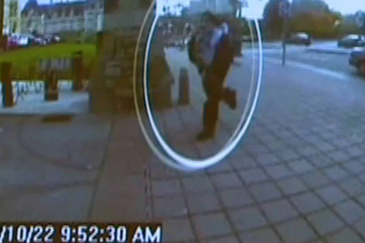 
	Imagem mostra Michael Zehaf-Bibeau indo em dire&ccedil;&atilde;o ao pr&eacute;dio do Parlamento Canadense
 (CBC via Reuters TV)