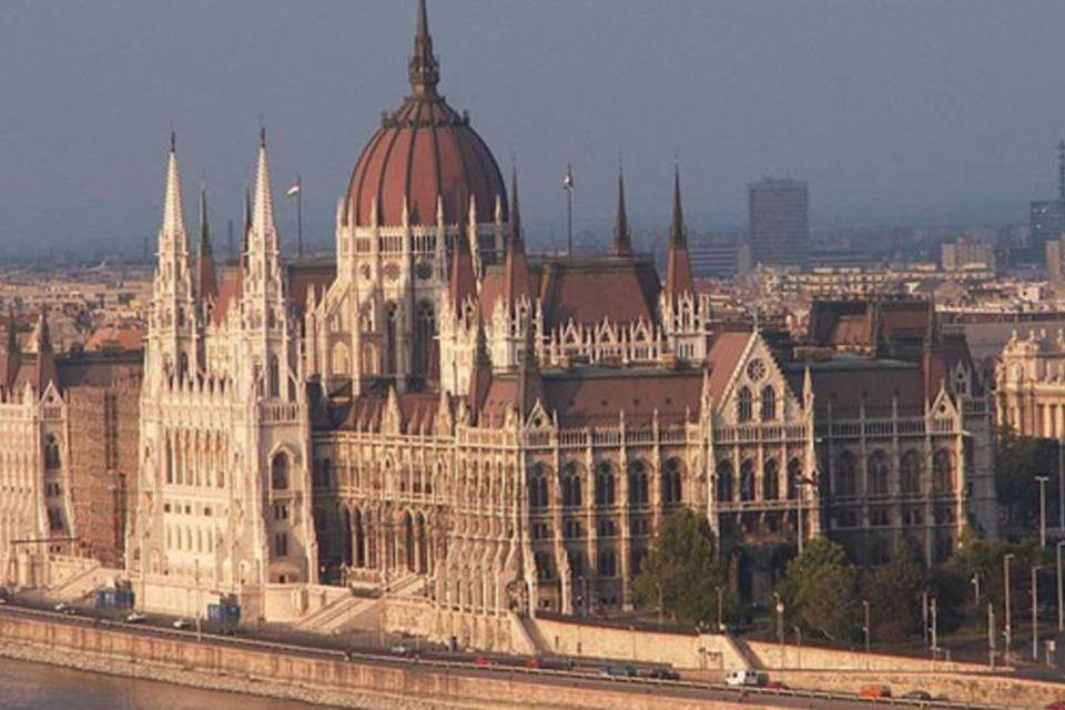 Pessoas fazem protestos na Hungria pró e contra governo