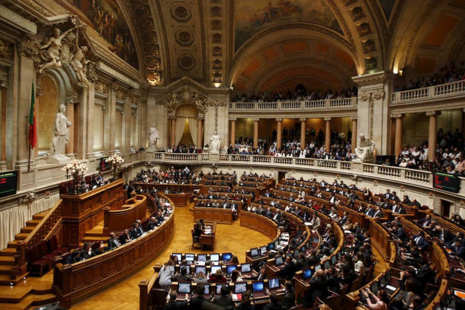 Parlamento de Portugal aprova planos para orçamento de 2016