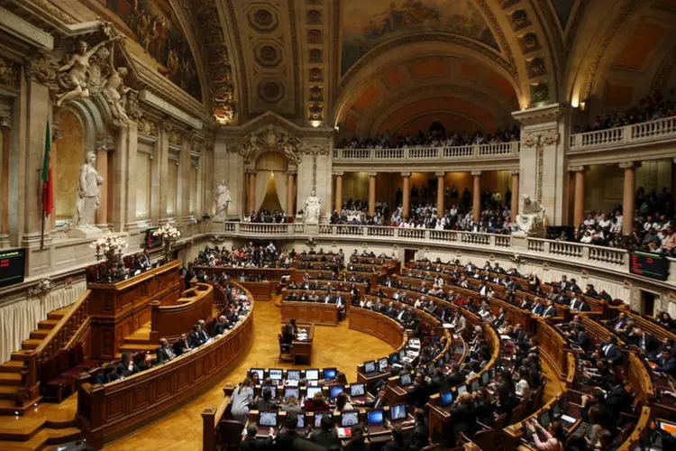
	Novo governo: o Parlamento rejeitou governo do conservador Pedro Passos Coelho - vencedor das elei&ccedil;&otilde;es, mas sem maioria absoluta
 (Rafael Marchante/ Reuters)