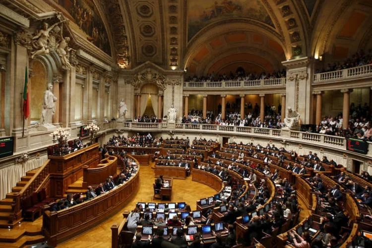 
	Novo governo: o Parlamento rejeitou governo do conservador Pedro Passos Coelho - vencedor das elei&ccedil;&otilde;es, mas sem maioria absoluta
 (Rafael Marchante/ Reuters)