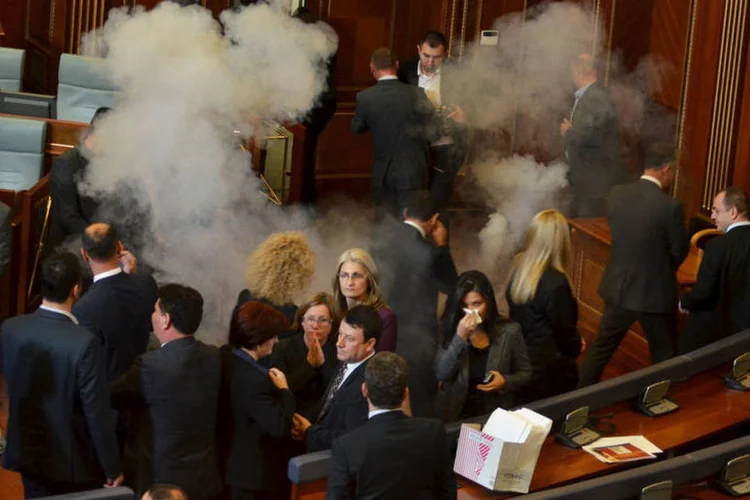 
	G&aacute;s lacrimog&ecirc;neo: os deputados ultranacionalistas exigem que sejam retirados os acordos alcan&ccedil;ados com a S&eacute;rvia
 (Hazir Reka / Reuters)