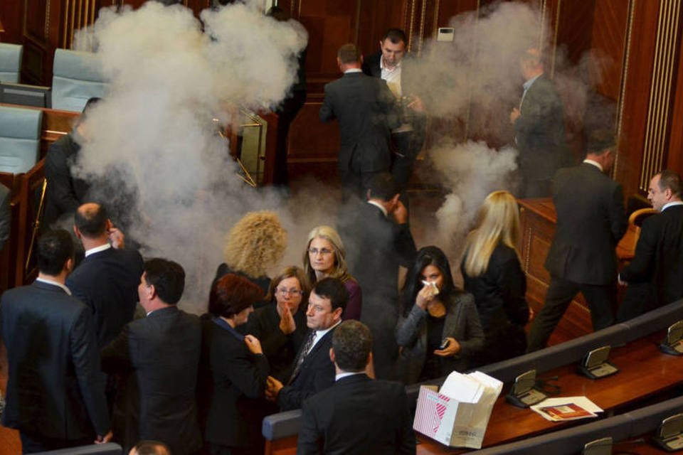 Deputados jogam gás lacrimogêneo no parlamento de Kosovo