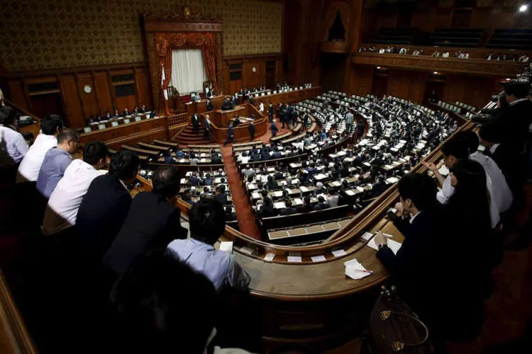 
	Parlamento em T&oacute;quio, no Jap&atilde;o: sess&atilde;o plen&aacute;ria e a vota&ccedil;&atilde;o definitiva da emenda se estenderam at&eacute; depois da meia-noite e aconteceu ap&oacute;s dois dias de &aacute;spera tramita&ccedil;&atilde;o que causaram brigas entre parlamentares
 (Reuters / Yuya Shino)
