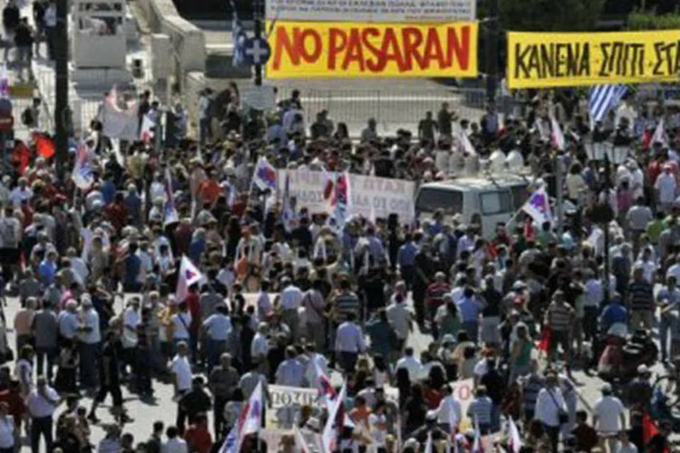 Milhares de pessoas saíram às ruas de Atenas e Tessalônica para protestar contra o novo ajuste fiscal, no primeiro dia da quarta greve geral (Aris Messinis/AFP)