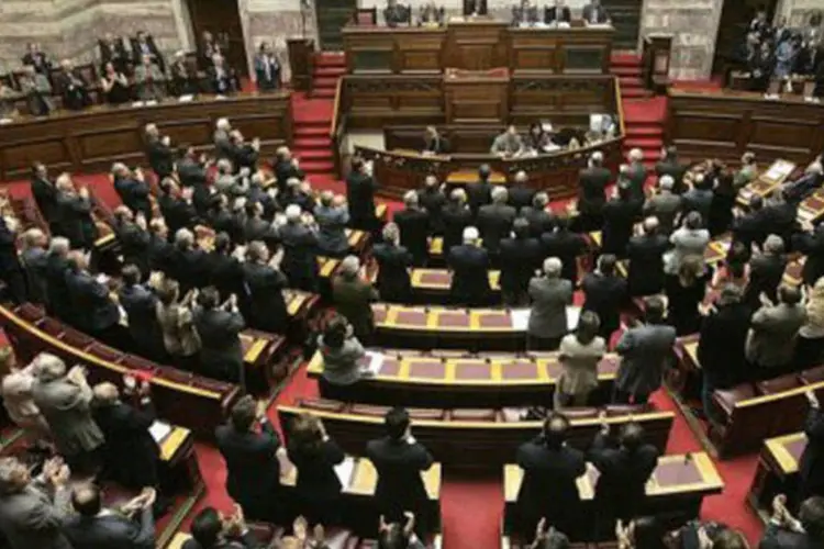 
	Parlamento grego: &quot;Assumo minha responsabilidade pelo texto em que eu n&atilde;o acredito, mas que assinei para evitar um desastre para o pa&iacute;s&quot;, declarou Tsipras
 (Aris Messinis/AFP)