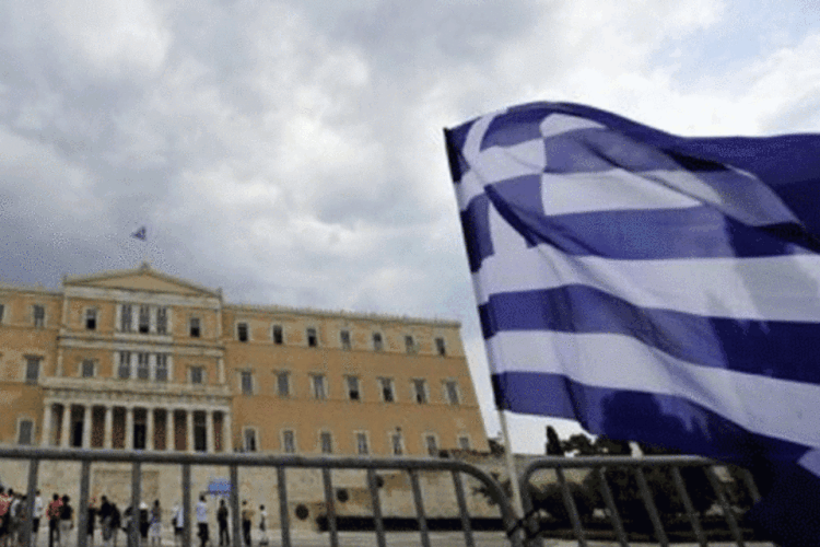 
	Bandeira da Gr&eacute;cia em frente ao Parlamento: o Nova Democracia, que chegou a ficar situado em algumas enquetes abaixo de 16%, vai ganhando for&ccedil;a
 (Aris Messinis/AFP)