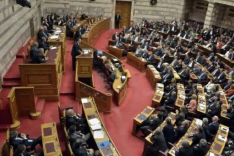 O Parlamento grego adotou neste domingo o orçamento para 2013, que inclui uma economia de 9,4 bilhões de euros, reivindicado pela UE e pelo FMI (AFP / Louisa Gouliamaki)