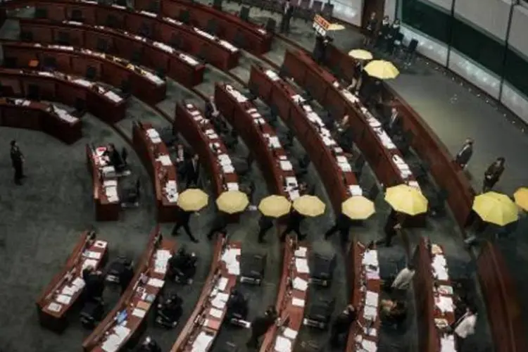 Parlamentares pró-democracia abandonam o plenário durante os debates sobre a eleição do futuro chefe de Governo (Aaron Tam/AFP)