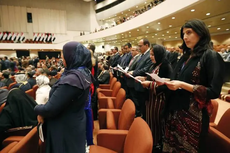 
	Membros do parlamento do Iraque: &quot;Foi aprovado por unanimidade&quot;, disse o presidente do Parlamento, Salim al-Juburi, ap&oacute;s a vota&ccedil;&atilde;o
 (Thaier Al-Sudani/Reuters)