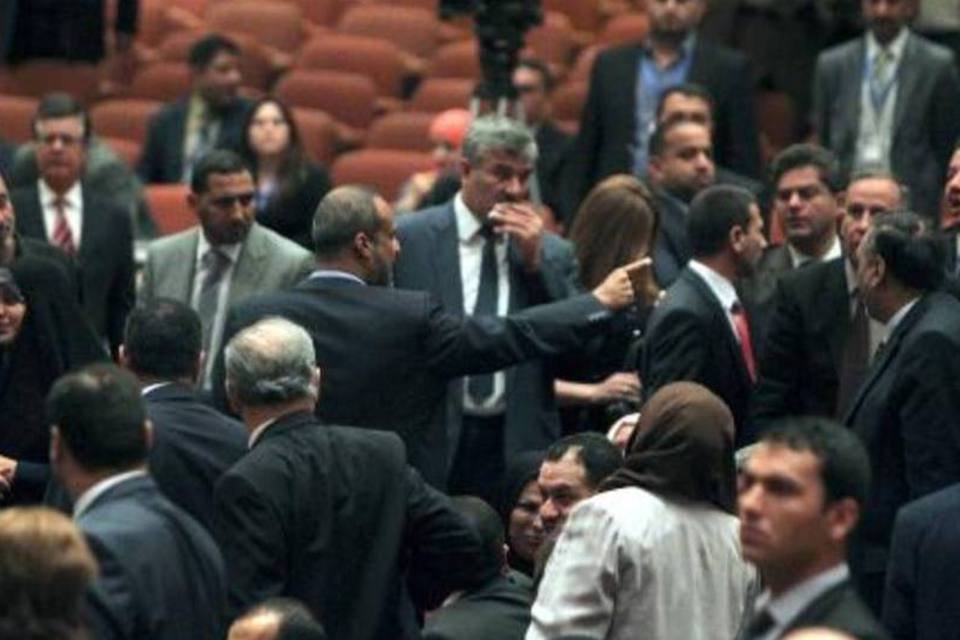 Primeira sessão do Parlamento iraquiano termina em caos