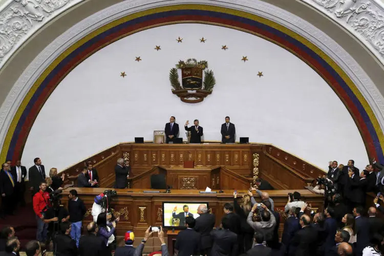 
	Parlamento da Venezuela: estado de emerg&ecirc;ncia econ&ocirc;mica j&aacute; dura dois meses, apesar do veto do Legislativo na aprova&ccedil;&atilde;o da primeira proposta.
 (Carlos Garcia Rawlins / Reuters)