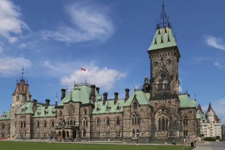 Parlamento em Ottawa: edifício do Parlamento foi fechado, e policiais e equipes táticas estavam a caminho do local (Getty Images)