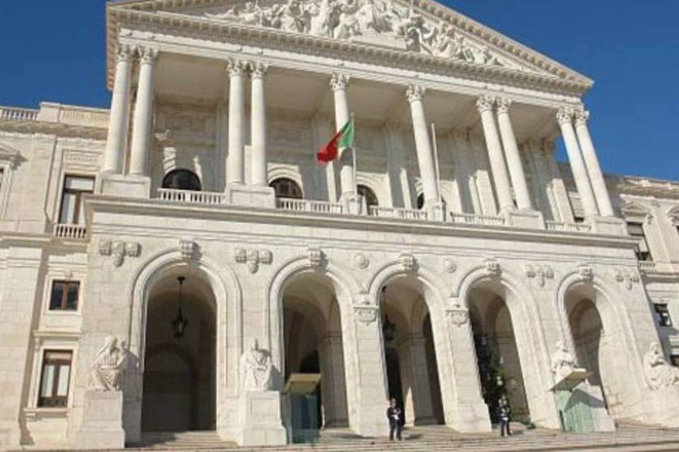 Governo português supera moções de censura no Parlamento