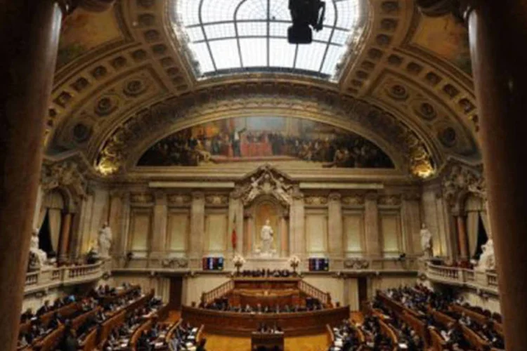 
	Sess&atilde;o do parlamento portugu&ecirc;s o or&ccedil;amento, que permitir&aacute; uma economia de 5,3 bilh&otilde;es de euros financiado em mais de 80% pelas altas de impostos, gerou protestos
 (Miguel Riopa/AFP)
