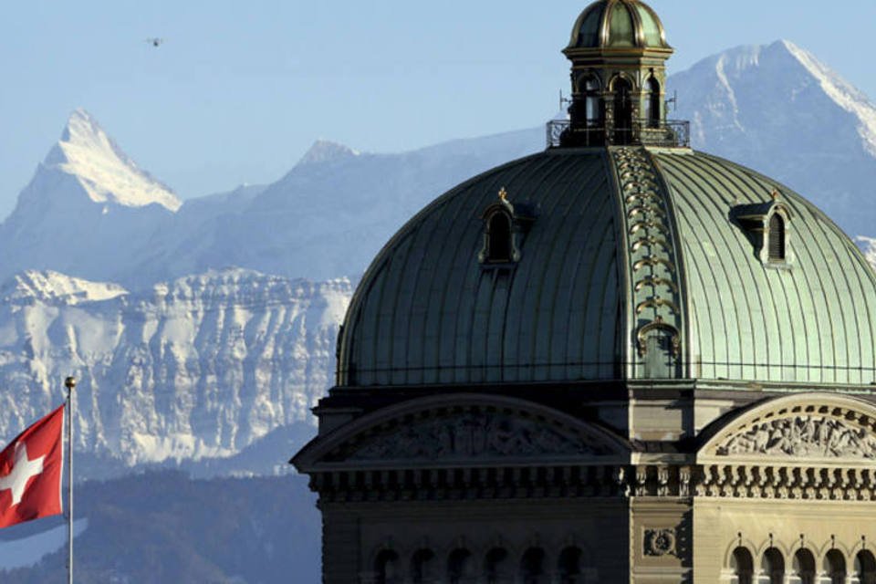 Suíça aprova lei que evita confronto com UE sobre imigração