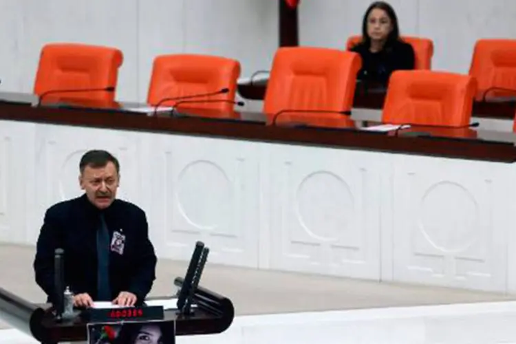 
	Deputado fala no Parlamento turco: entre as medidas em discuss&atilde;o est&aacute; a persegui&ccedil;&atilde;o e a deten&ccedil;&atilde;o por 48 horas sem permiss&atilde;o da Justi&ccedil;a
 (Adem Altan/AFP)