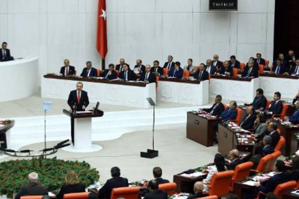 Parlamento turco aprova mais três meses do estado de emergência