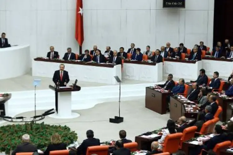 O presidente turco, Recep Erdogan, discursa no Parlamento: Síria não aceitará intervenções em seu território (Adem Altan/AFP)
