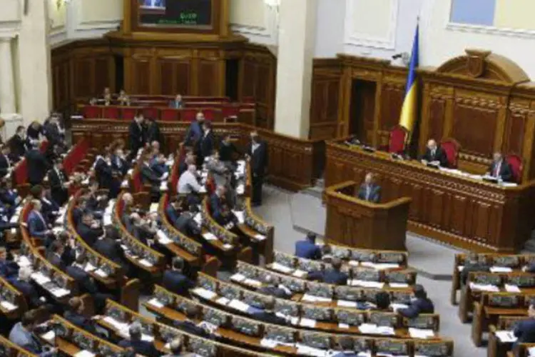 
	Vista do parlamento ucraniano: Parlamento tamb&eacute;m votou a favor de definir as autoproclamadas &quot;Rep&uacute;blicas&quot; no leste da Ucr&acirc;nia como &quot;organiza&ccedil;&otilde;es terroristas&quot;
 (Yury Kirnichny/AFP)