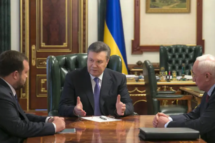 Presidente, primeiro ministro e primeiro deputado ucranianos: "nós já recebemos a primeira parcela de US$3 bilhões e esperamos receber a segunda parcela de 2 bilhões de dólares muito em breve", disse Azarov (Andrei Mosienko/Reuters)
