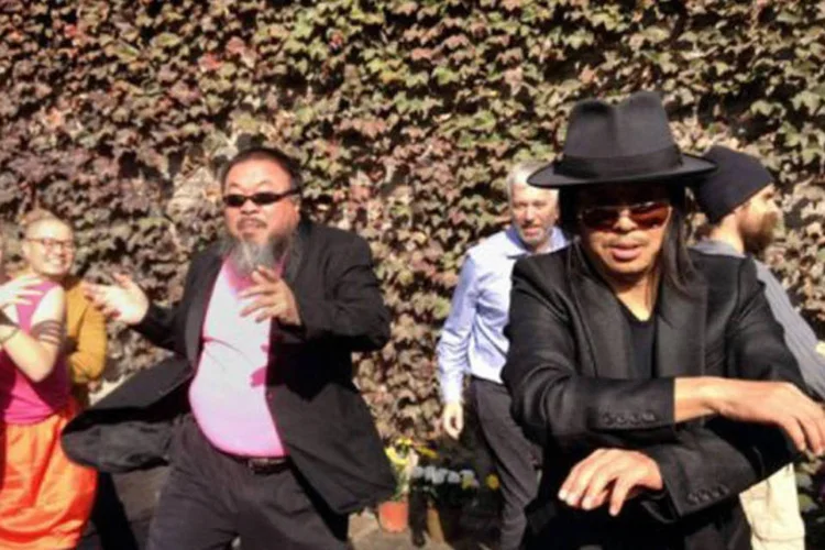 
	Ai Weiwei (L-centro) dan&ccedil;ando sua par&oacute;dia do viral &quot;Gangnam Style&quot;: a par&oacute;dia, no entanto, ainda pode ser vista fora da China no YouTube
 (Courtesy Of Ai Weiwei/AFP)