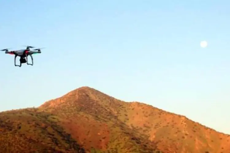 Drone sobrevoa parque em Santiago: as aeronaves não poderão voar a uma altura maior de 130 metros nem pesar mais de 6 kg (AFP/ Martin Bernetti)