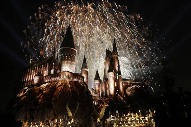 
	Castelo de Hogwarts: no parque da Universal, em Los Angeles, Harry Potter compete com os Minions, os Simpsons e os Transformers
 (Mario Anzuoni / Reuters)