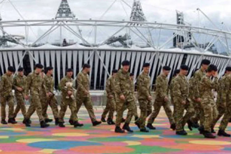Membros das Forças Armadas marcham no Parque Olímpico, em Londres: o governo mobilizou 3.500 militares adicionais para proteger as instalações olímpicas (Leon Neal/AFP)