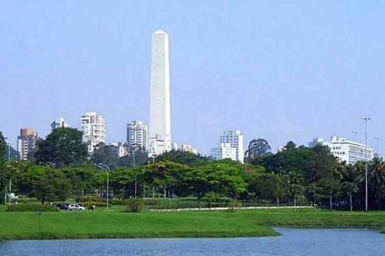 Obelisco de São Paulo para os heróis de 32 visto do Parque do Ibirapuera (Creative Commons)
