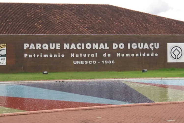 
	Parque Nacional de Igua&ccedil;u: as passarelas de acesso &agrave; Garganta do Diabo, no Parque Nacional do Igua&ccedil;u, foram interditadas, e as 275 quedas d&#39;&aacute;gua, vis&iacute;veis em dias normais, formaram quase que uma &uacute;nica grande queda.
 (Jorge Andrade/Wikimedia Commons)