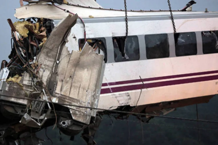 
	Parte de trem acidentado na Espanha &eacute; retirado: Tribunal Superior de Justi&ccedil;a da Gal&iacute;cia disse que as informa&ccedil;&otilde;es foram reveladas pelas caixas-pretas do trem
 (REUTERS/Miguel Vidal)