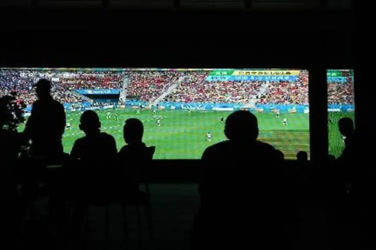 Chineses assistem à partida da Copa: rede movimentava mais de 2 bilhões de euros (Greg Baker/AFP)