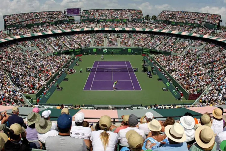 Público assiste a uma partida de Tênis entre Rafael Nadal e Novak Djokovic (Al Bello/Getty Images)