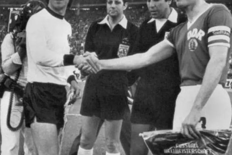 Foto de 22 de junho de 1974: o capitão da seleção da Alemanha Ocidental (RFA), Franz Beckenbauer, cumprimenta seu colega da seleção da Alemanha Oriental (RDA), Bernd Bransch  (AFP)