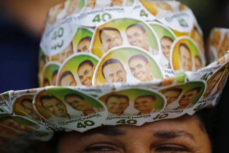 
	Partid&aacute;ria de Eduardo Campos se emociona durante seu vel&oacute;rio
 (Reuters/Ricardo Moraes)