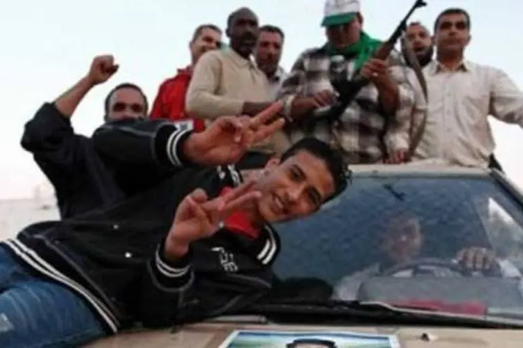 Partidários de Kadafi em uma manifestação realizada próxima ao Hotel Rixos, onde a imprensa estrangeira está hospedada (Mahmud Turkia;AFP)