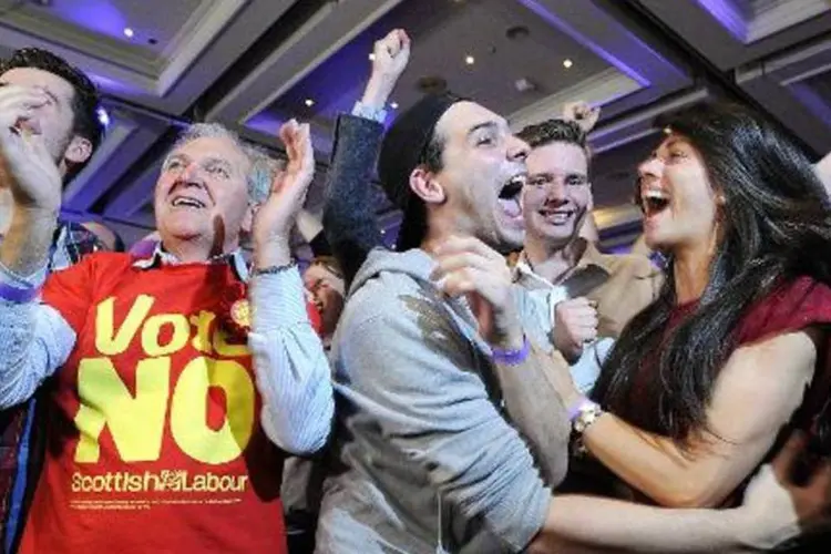 Partidários da permanência da Escócia no Reino Unido comemoram a vitória do 'não' no referendo em Glasgow (Andy Buchanan/AFP)
