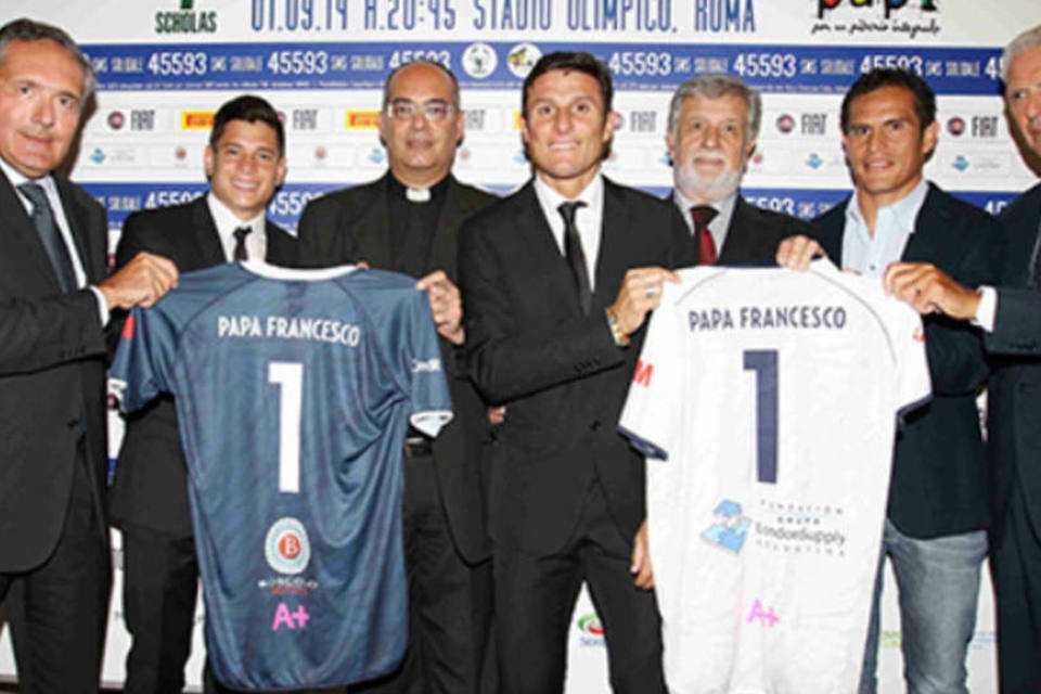 Papa Francisco reúne craques mundiais para jogo em Roma