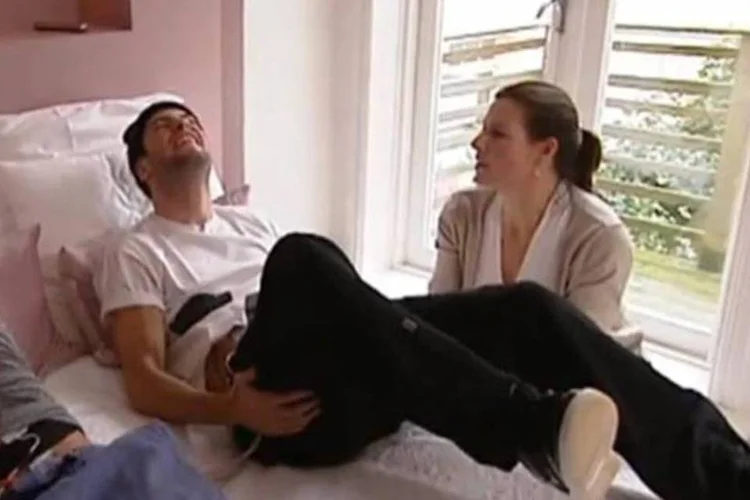 
	Simula&ccedil;&atilde;o de parto em programa Holand&ecirc;s: em 2009, o doutor Andrew Rochford tamb&eacute;m passou pela experi&ecirc;ncia completa durante o programa australiano &quot;O que &eacute; bom para voc&ecirc;&quot;
 (Reprodução)