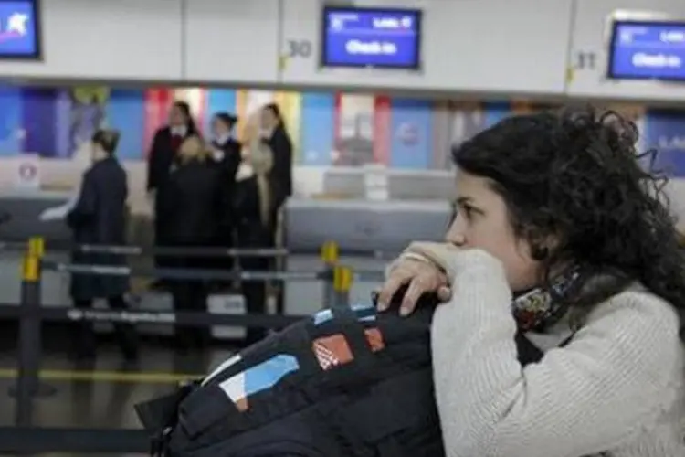 Passegeira ficou presa no aeroporto doméstico de Buenos Aires ontem, na Argentina (Enrique Marcarian/Reuters)