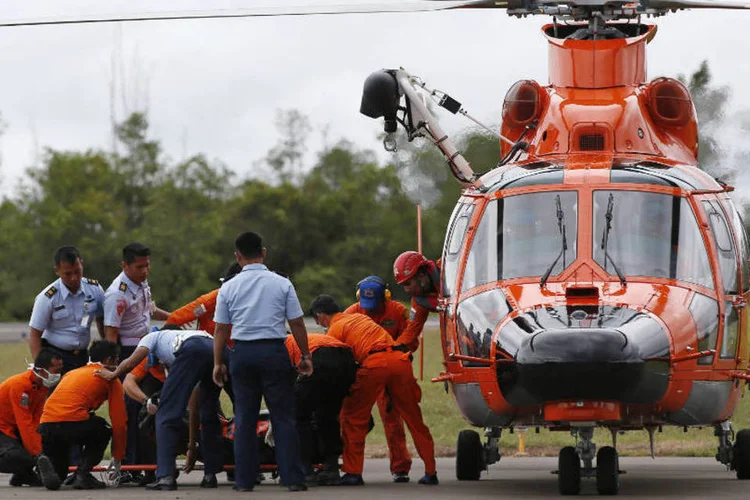
	Time de resgate na Indon&eacute;sia: forma&ccedil;&atilde;o de gelo pode ter danificado os motores do avi&atilde;o da AirAsia
 (Darren Whiteside/Reuters)