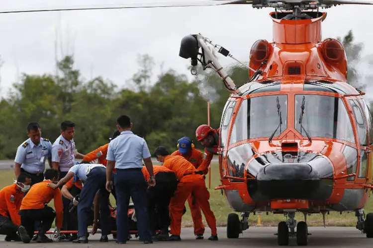 Corpo de passageiro da Air Asia: ano de 2014 foi trágico para a aviação civil da Malásia (Darren Whiteside/Reuters)