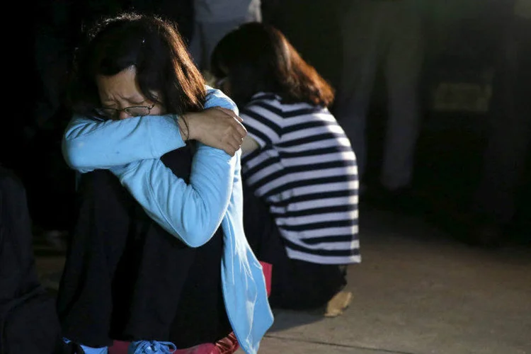 Familiares de passageiros que estavam em barco que naufragou no rio Yangtsé, China (Kim Kyung-Hoon/Reuters)