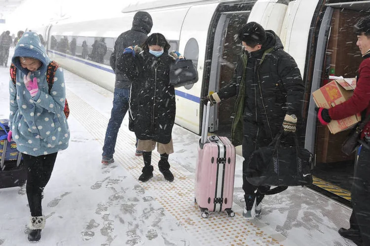 
	Tempestade: cerca de 100 carros ficaram presos na neve e 110 pessoas tiveram de passar a noite em um trem-bala por n&atilde;o conseguir voltar para casa
 (Reuters)