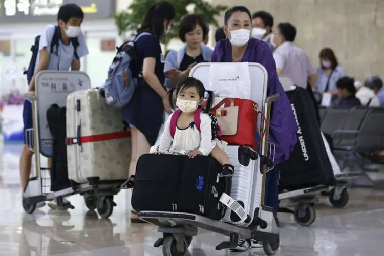 
	Passageiros usam m&aacute;scaras para prevenir Mers, em Aeroporto de Seul, na Coreia do Sul
 (REUTERS/Kim Hong-Ji)