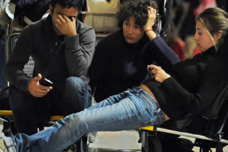Em meio à greve, passageiros aguardavam no aeroporto de Madri (Jasper Juinen/Getty Images)