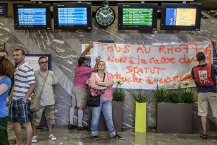 
	Passageiros aguardam enquanto funcion&aacute;rios se manifestam em esta&ccedil;&atilde;o na Fran&ccedil;a
 (Jeff Pachoud/AFP)